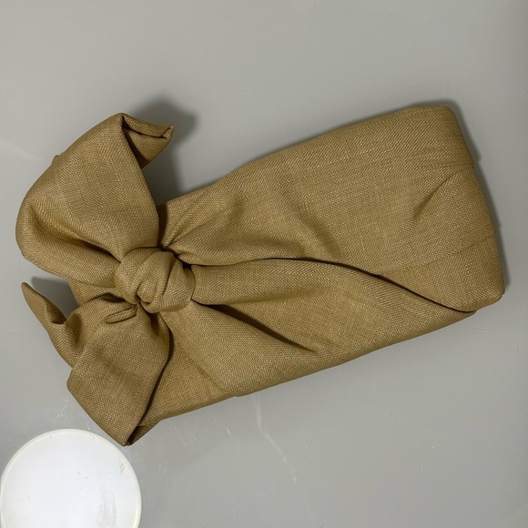 Vintage Valentino Garavani Bow Clutch - Picture 3 of 14